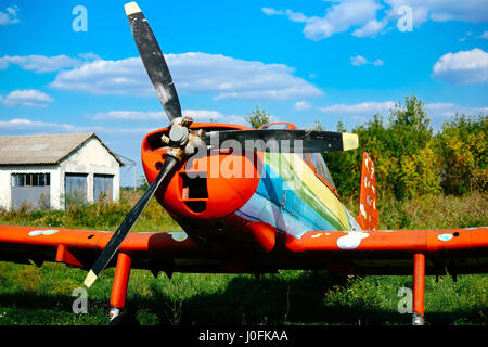 Colorfull airpane parcheggiata sul prato all'aeroporto Foto Stock