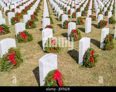 Righe della tomba di pietra con ghirlande & rosso archi a Sarasota Cimitero Nazionale in Sarasota Florida Foto Stock