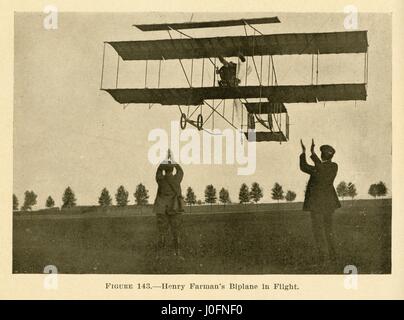 Henry Farman è un biplano in volo Foto Stock