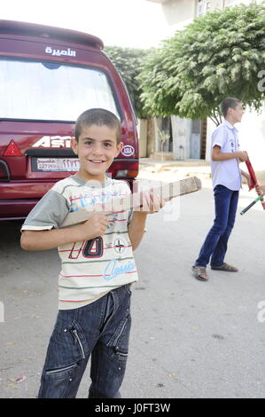 La vita dei bambini che sono in qualche modo cercando disperatamente di rimanere vivo e crescere in mezzo alla carneficina e caos attorno a loro … pur conservando ancora Foto Stock