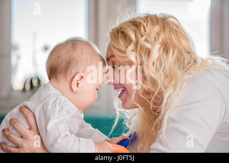 La madre e il suo bambino testa a testa Foto Stock