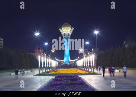 Il monumento Baiterek in Astan capitale del Kazakistan. Sulla piazza centrale di persone a piedi e rilassatevi nella notte. Foto Stock