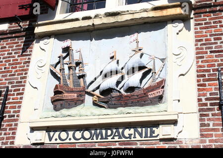 Xvii secolo gable pietra su un magazzino di Dutch East India Company (Vereenigde Oostindische Compagnie), onder de Boompjes canal, Hoorn, Paesi Bassi. Foto Stock