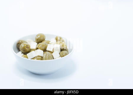 Olive molto fresco, con tofu condito e preparati in na ciotola bianco isolato in uno sfondo bianco Foto Stock