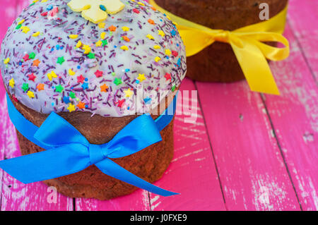 Ortodossi pasta dolce per Pasqua con smalto su una rosa di superficie in legno Foto Stock