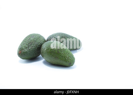 Fresco verde avocado isolato in uno sfondo bianco Foto Stock