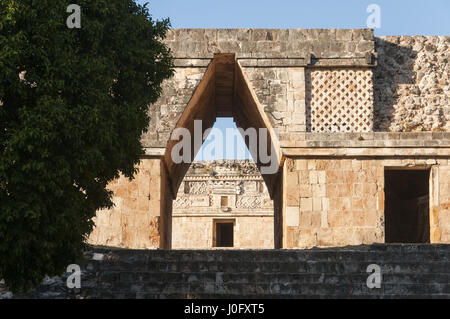 Messico, Yucatan, Uxmal sito Maya, monache' un quadrangolo corbelled entrata arch Foto Stock