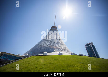 Centro commerciale e di intrattenimento di Khan Shatyr ad Astana. Progettazione e costruzione nella capitale del Kazakistan. Foto Stock