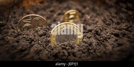 In Tenge monete in terra. Sviluppo dell'economia del Kazakistan. La crescita del Kazakistan in denaro. Foto Stock