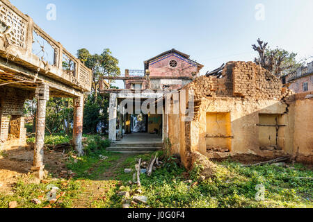 I resti dei derelitti e di edifici in rovina in attesa di restauro in Pragpur, un villaggio del patrimonio culturale nel quartiere Kagra, Himachal Pradesh, India Foto Stock