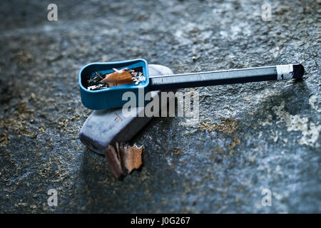 Una matita su un blu sharpener concetto di istruzione. Foto Stock