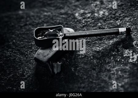 Una matita su un blu sharpener concetto di istruzione. Foto Stock