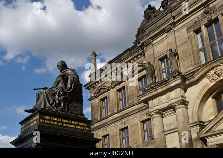 Un monumento di Re Friedrich August nella parte anteriore del Neues Staendehaus (nuova casa di stato) di Dresda, Germania Foto Stock