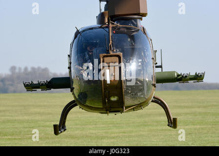 L esercito francese Aérospatiale Gazelle SA341 elicottero visto qui a la gazzella cinquantesimo anniversario fly-in presso la Middle Wallop. Il tipo primo volò il 7 aprile 1967 Foto Stock