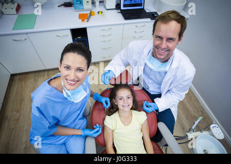 Ritratto di dentisti sorridente e paziente giovane nella clinica dentale Foto Stock