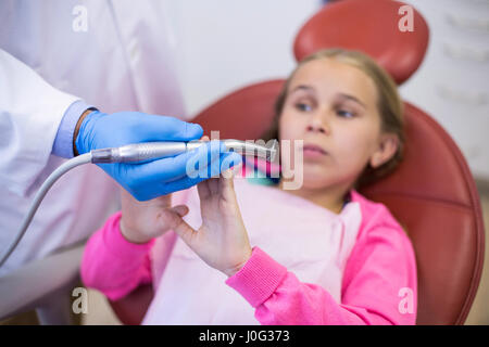 Paziente giovane spaventata durante un dentista di check-up presso la clinica Foto Stock