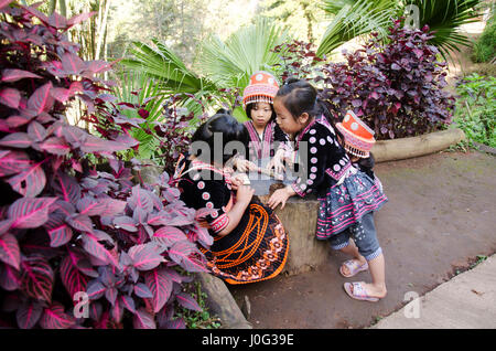 Bambini etnia Hmong indossare il costume tradizionale e giocare con gli amici a Doi Pui villaggio tribale e parco nazionale il 28 dicembre 2016 in Chiang Mai Foto Stock