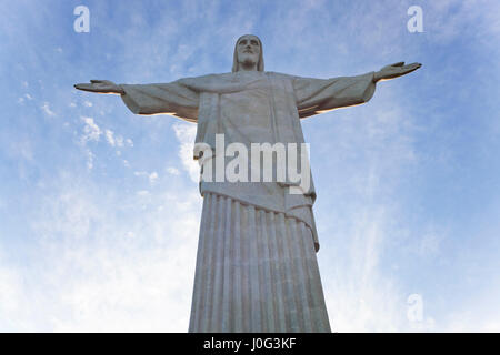 Il gigante Art Deco statua di Gesù, noto come Cristo Redentor (Cristo Redentore), sul monte Corcovado a Rio de Janeiro in Brasile. Foto Stock