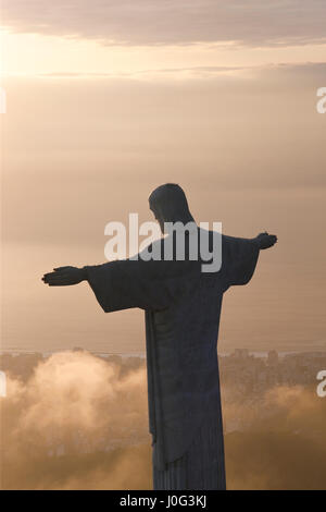 Il gigante Art Deco statua di Gesù, noto come Cristo Redentor (Cristo Redentore), sul monte Corcovado a Rio de Janeiro in Brasile. Foto Stock