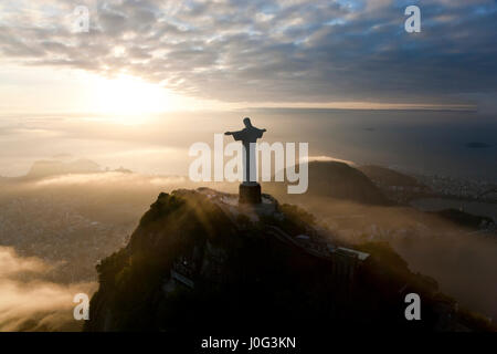 Il gigante Art Deco statua di Gesù, noto come Cristo Redentor (Cristo Redentore), sul monte Corcovado a Rio de Janeiro in Brasile. Foto Stock