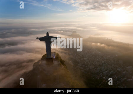 Il gigante Art Deco statua di Gesù, noto come Cristo Redentor (Cristo Redentore), sul monte Corcovado a Rio de Janeiro in Brasile. Foto Stock