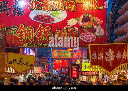 La Donghuamen Night Market, Wangfujing, Pechino, Cina Foto Stock