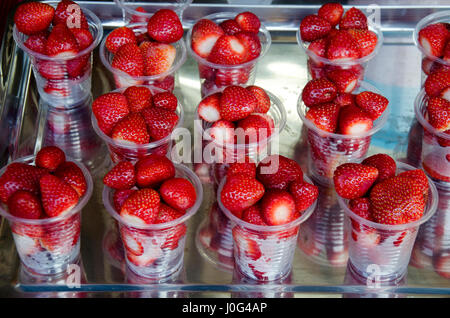 Fragole fresche in vetro di plastica per la vendita a persone e di viaggiatori su strada a Doi Pui villaggio tribale in Chiang Mai, Thailandia. Foto Stock