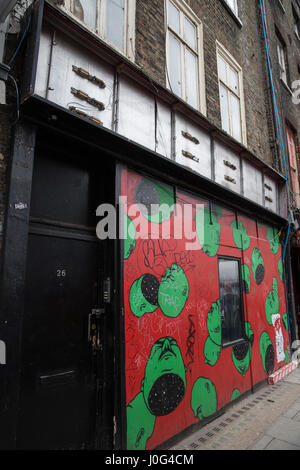 Londra, Regno Unito. Il 22 febbraio, 2017. L'ex 12 bar club in Danimarca Street, che era occupata da squatter in segno di protesta contro la costruzione di essere venduto Foto Stock