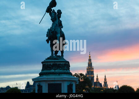 Kaiser Franz Joseph I statua con il palazzo del parlamento in background, Vienna, Austria Foto Stock