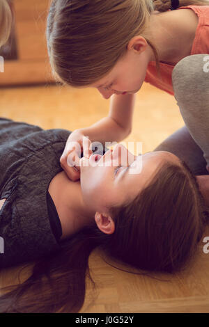 Bambini praticando CPR first aid - controllare la respirazione Foto Stock