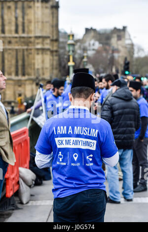 Uomo che indossa un io sono un musulmano mi chiedete nulla shirt in Westminster London REGNO UNITO Foto Stock