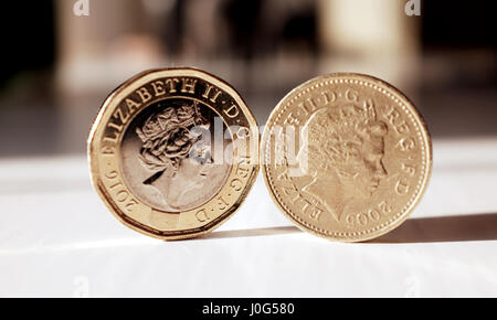 La nuova lira moneta (sinistra) e la vecchia moneta sterlina britannica Sterling denaro Foto Stock
