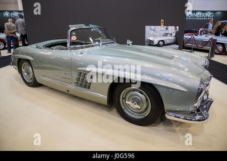 ESSEN, Germania - 6 Aprile 2017: UN 1957 Mercedes Benz 300 SL Roadster classic car presentata alla Techno Classica Essen Car Show. Foto Stock