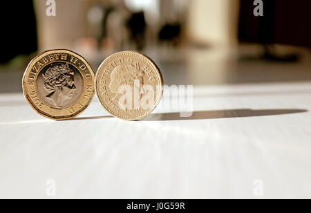 La nuova lira moneta (sinistra) e la vecchia moneta sterlina britannica Sterling denaro Foto Stock