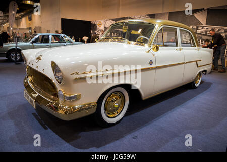 ESSEN, Germania - 6 Aprile 2017: UN 1956 Opel Kapitan vintage car presentata alla Techno Classica Essen Car Show. Foto Stock