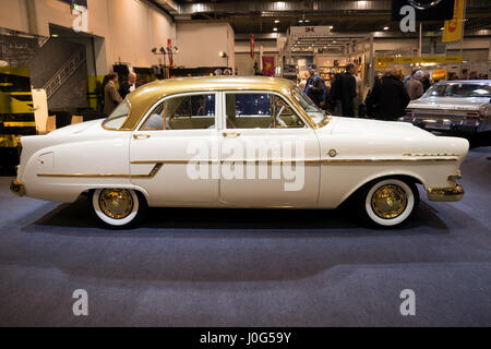 ESSEN, Germania - 6 Aprile 2017: UN 1956 Opel Kapitan vintage car presentata alla Techno Classica Essen Car Show. Foto Stock