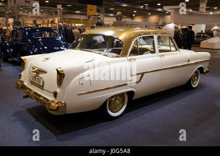 ESSEN, Germania - 6 Aprile 2017: UN 1956 Opel Kapitan vintage car presentata alla Techno Classica Essen Car Show. Foto Stock