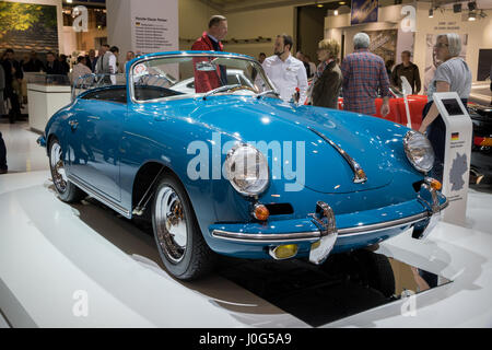 ESSEN, Germania - 6 Aprile 2017: UN 1963 Porsche 356B Carrera 2 Cabriolet classic car presentata alla Techno Classica Essen Car Show. Foto Stock