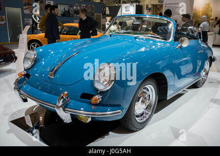 ESSEN, Germania - 6 Aprile 2017: UN 1963 Porsche 356B Carrera 2 Cabriolet classic car presentata alla Techno Classica Essen Car Show. Foto Stock