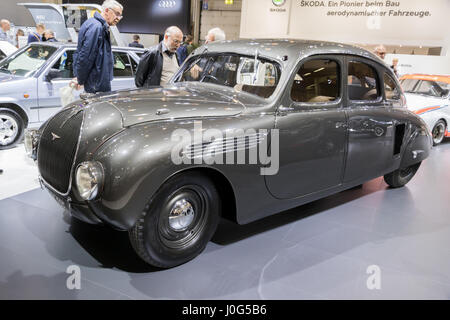 ESSEN, Germania - 6 Aprile 2017: 1935 Skoda 935 dinamico auto d'epoca presentato alla Techno Classica Essen Car Show. Foto Stock