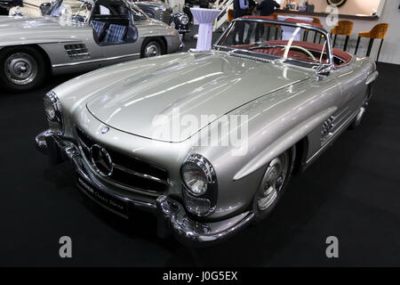 ESSEN, Germania - 6 Aprile 2017: UN 1957 Mercedes Benz 300 SL Roadster classic car presentata alla Techno Classica Essen Car Show. Foto Stock