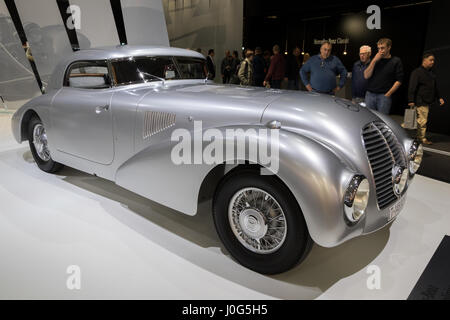 ESSEN, Germania - 6 Aprile 2017: UN 1938 Mercedes Benz 540K Stromlinienwagen W29 classic car presentata alla Techno Classica Essen Car Show. Foto Stock