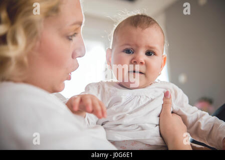 Madre mentre tiene il suo bimbo che piange Foto Stock