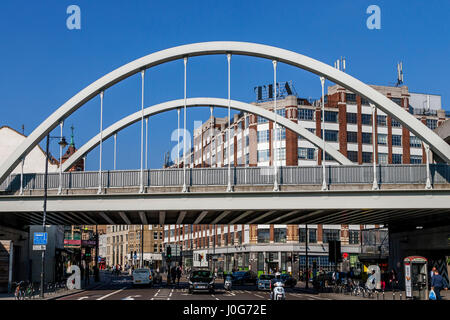 A10 di strada che corre attraverso la Shoreditch, Londra, Inghilterra Foto Stock