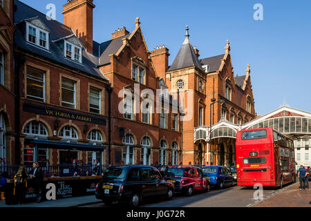 Il Victoria and Albert Pub e stazione di Marylebone a Londra, Inghilterra Foto Stock