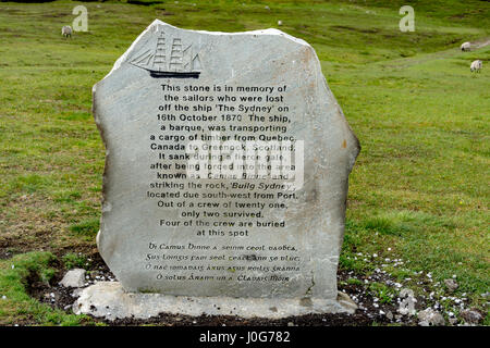 Inscritto lapide in memoria del naufragio della barca 'L' di Sydney, con la perdita di 19 vive in corrispondenza della porta (Port), County Donegal, Irlanda Foto Stock