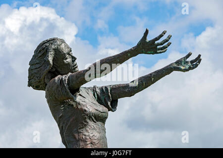 In attesa sulla riva, una scultura di Niall Bruton, Rosses Point; nella Contea di Sligo, Irlanda Foto Stock