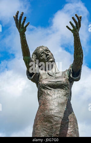 In attesa sulla riva, una scultura di Niall Bruton, Rosses Point; nella Contea di Sligo, Irlanda Foto Stock