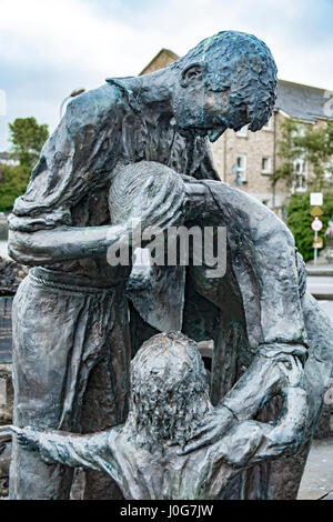 La famiglia di carestia, una scultura di Niall Bruton. La città di Sligo, nella contea di Sligo, Irlanda Foto Stock