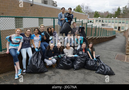 Gli studenti delle scuole superiori dopo un volontario a servizio della comunità scuola progetto di pulitura con sacchetti di lettiera Foto Stock